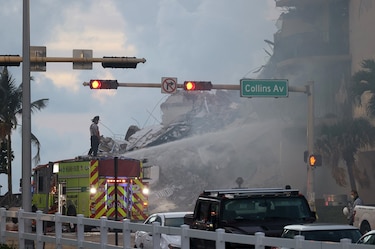Al menos 4 muertos y 159 desaparecidos por derrumbe de edificio en Miami