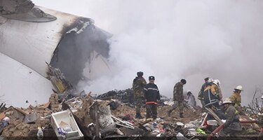 Al menos 32 muertos al estrellarse avión turco en zona poblada de Kirguistán