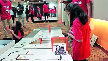 Estudiantes crean y programan robots