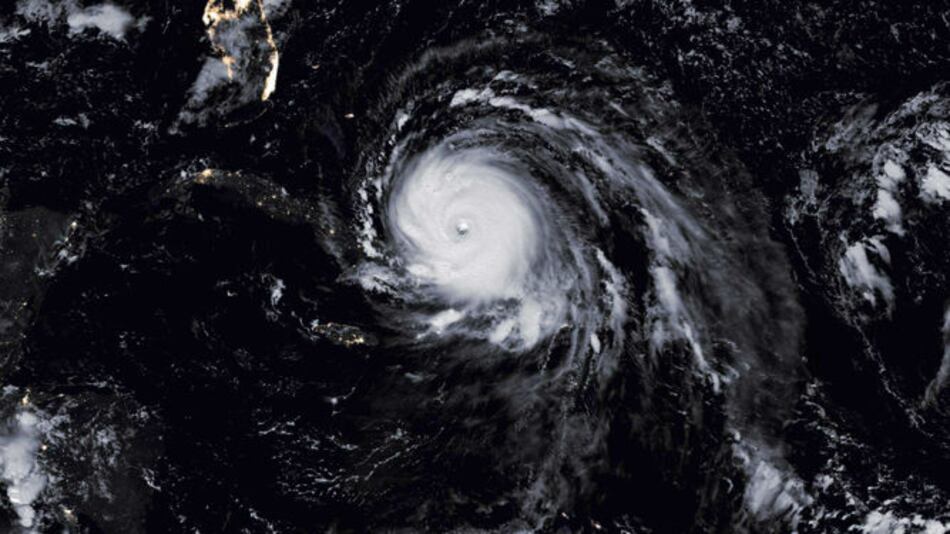 Irma toca tierra en Cuba como huracán de máxima categoría