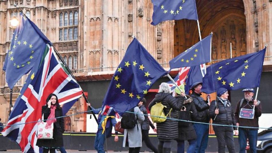 May critica a opositores del acuerdo con UE