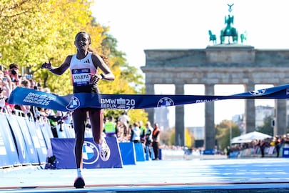 Calambres le quitan el récord de la maratón femenina a Tigst Assefa