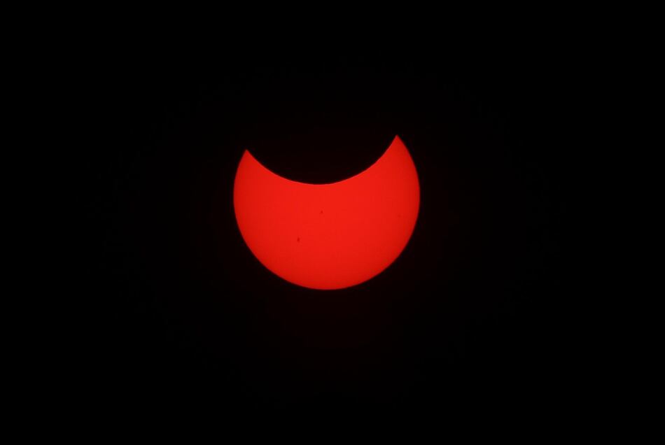Un eclipse solar anular inicia su recorrido por el norte del continente americano