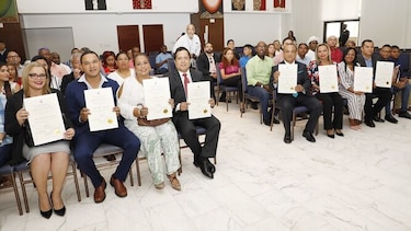 Tribunal Electoral entrega credenciales a diputados electos en el 8-10