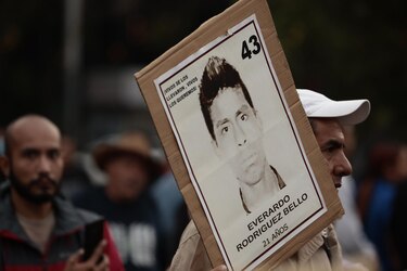 Estudiantes de Ayotzinapa atacan el Palacio Nacional y dejan 26 policías heridos