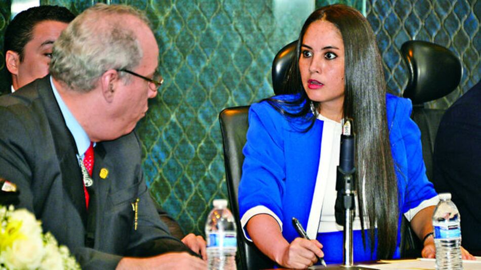 Diputados posponen debatir denuncias contra Ayú Prado