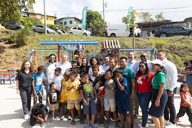 Banesco Panamá presenta en San Miguelito, su tercer Parque de Amor, hecho 100% con descartes plásticos