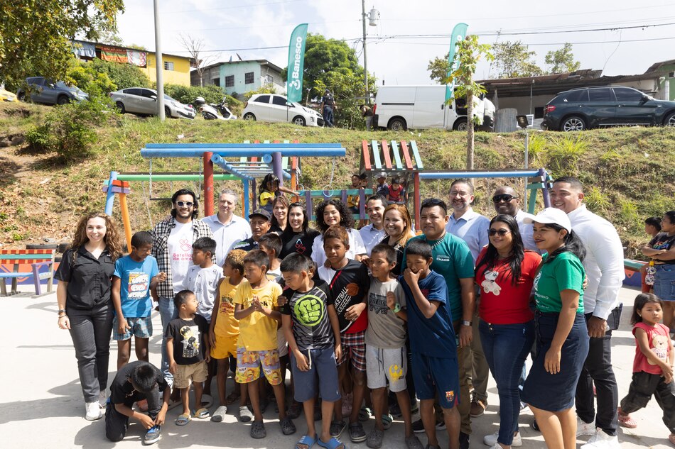 Banesco Panamá presenta en San Miguelito, su tercer Parque de Amor, hecho 100% con descartes plásticos