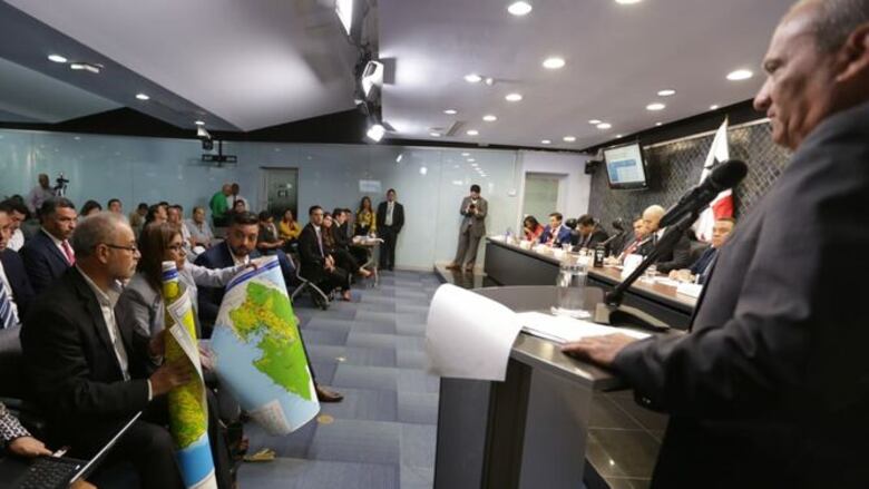 Ministro de Ambiente responde cuestionario relacionado con la deforestación en Darién