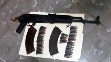 Detectan a sujetos que paseaban con arma de guerra