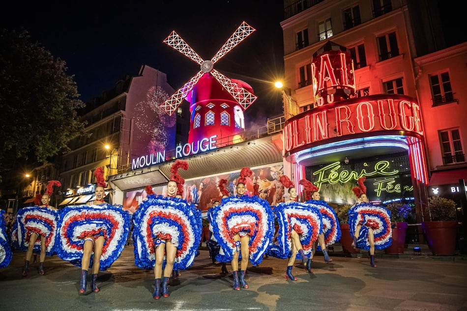 El Moulin Rouge saca el cancán a la calle para festejar sus nuevas aspas