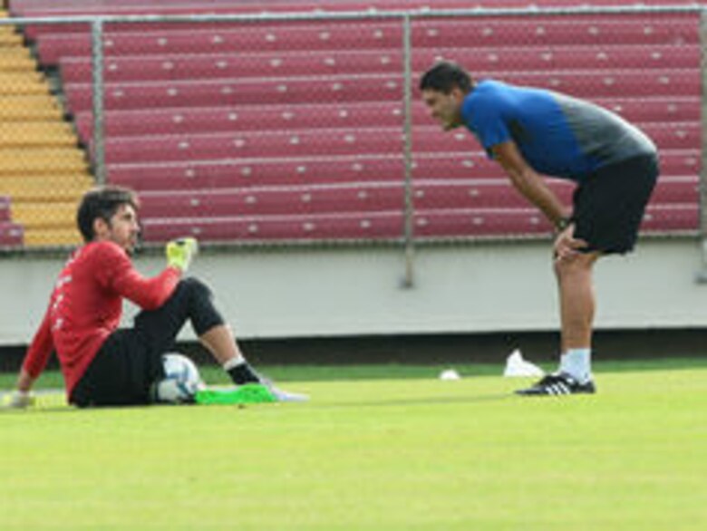Portero Jaime Penedo mira hacia adelante
