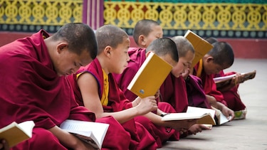 El complejo ritual para encontrar al sucesor del Dalai Lama (y el posible conflicto con China)