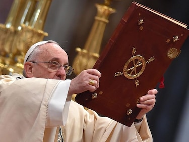 Francisco dice que cristianos deben caminar atentos, incansables y valientes