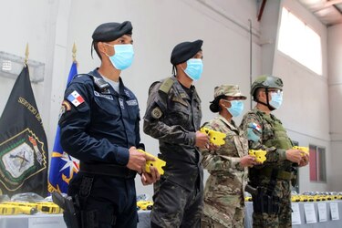 Agentes de la Fuerza Pública reciben entrenamiento y dotación de pistolas eléctricas Taser X2
