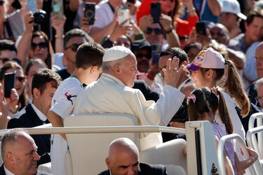 El papa pide ‘sostener a los más pobres’ en un mundo que pone ‘la riqueza en primer lugar’