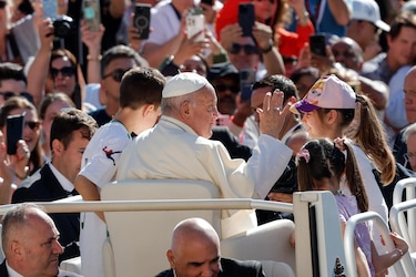 El papa pide ‘sostener a los más pobres’ en un mundo que pone ‘la riqueza en primer lugar’