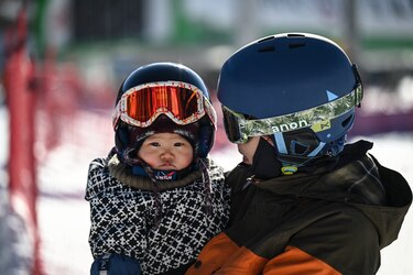 Bebé de 11 meses con su tabla de snowboard, estrella de internet en China