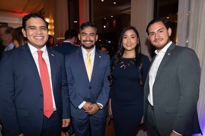 ¿Quiénes asistieron a la fiesta de la embajada de Estados Unidos?