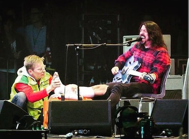 Cantante de Foo Fighters, Dave Grohl se cae del escenario, se fractura la pierna pero decide seguir tocando