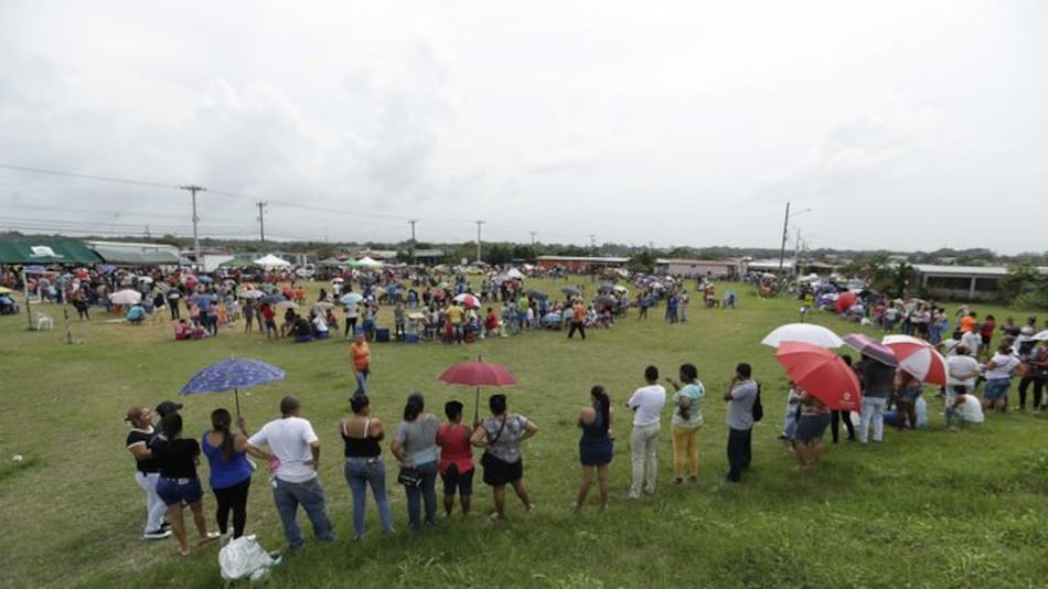 Molestias entre compradores por suspensión de feria del IMA en Plaza Ágora