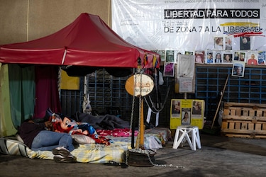 Más de 200 presos políticos inician una huelga de hambre en Venezuela, informan familiares