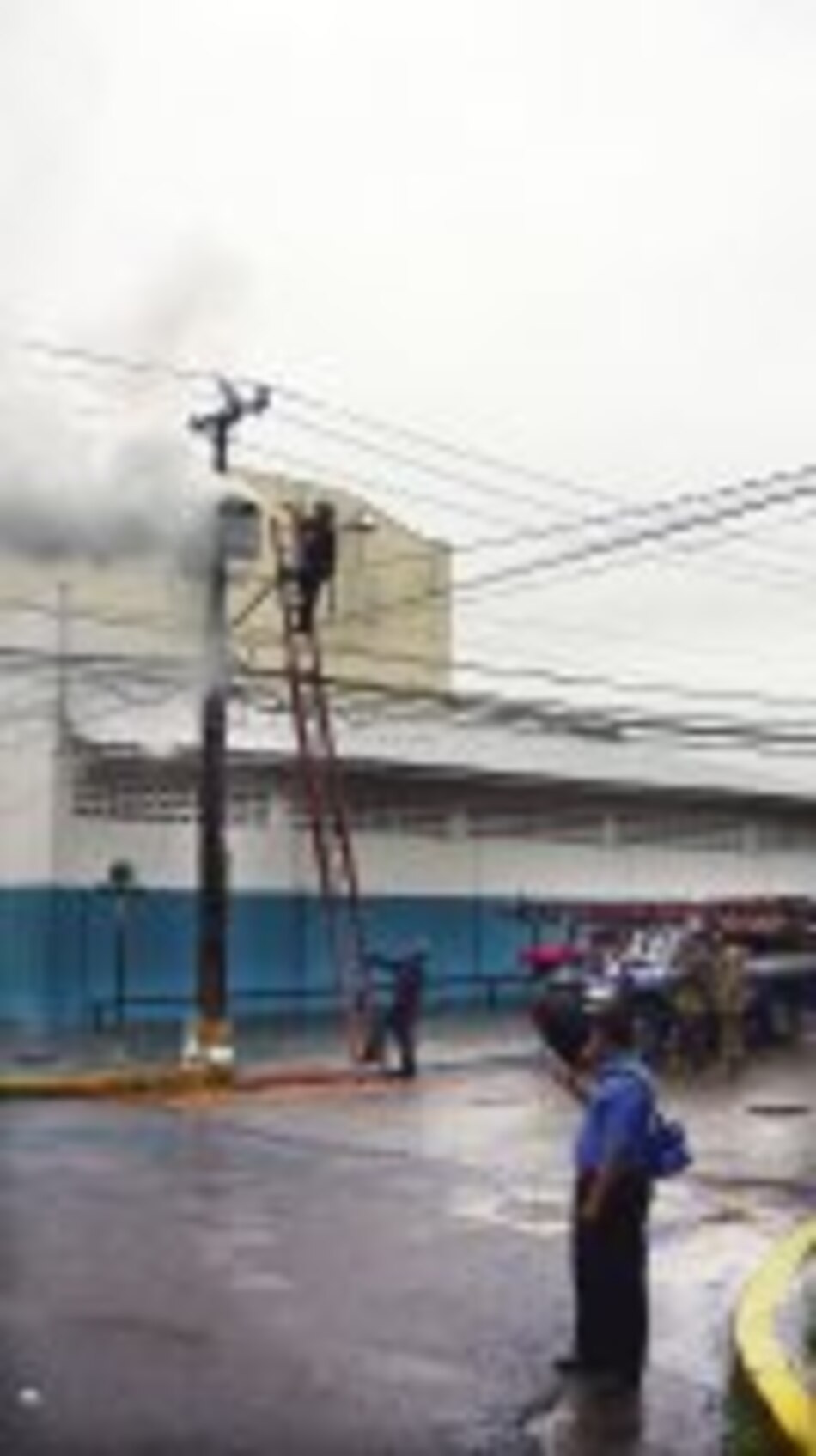 16 clientes, sin energía