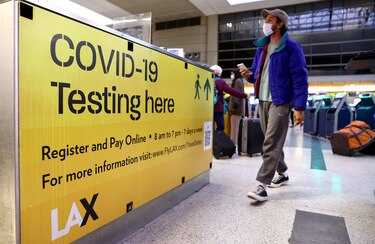 Estados Unidos endurece las exigencias para entrar al país a los extranjeros por variante Ómicron