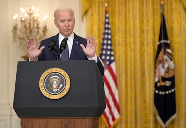 Biden niega indicios de ‘colusión’ entre talibanes y grupo yihadista EI en atentado en Kabul