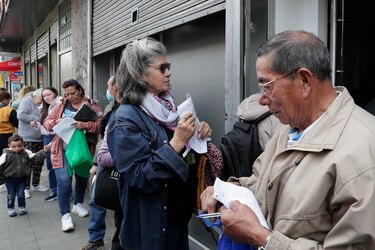 La escasez de medicamentos agrava la crisis de la salud pública en Colombia