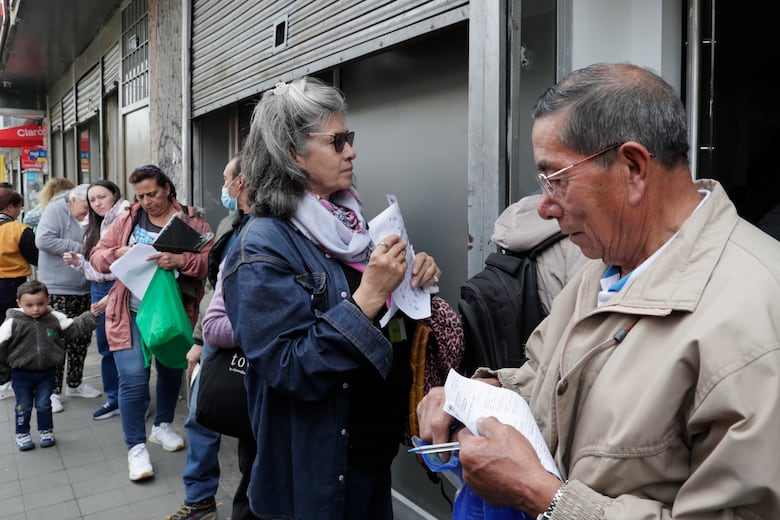 La escasez de medicamentos agrava la crisis de la salud pública en Colombia