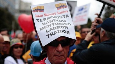 Miles marchan en Colombia en contra de Santos liderados por Uribe