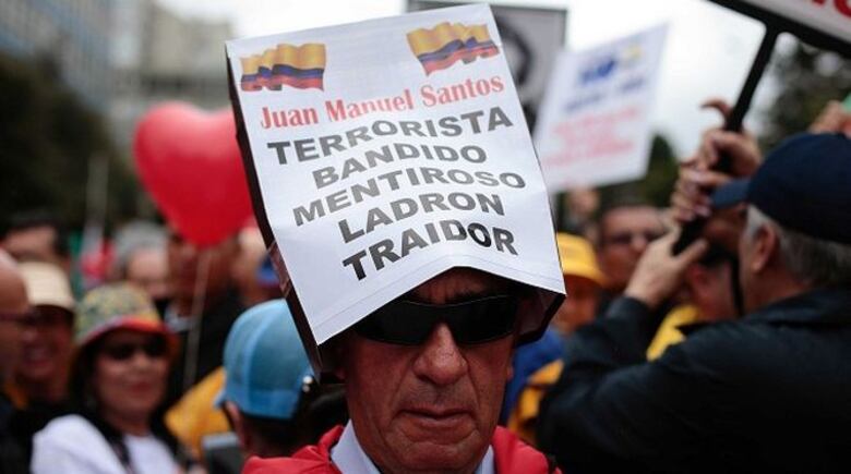 Miles marchan en Colombia en contra de Santos liderados por Uribe