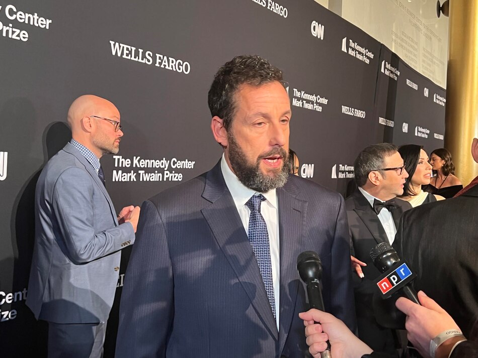 Washington premia el humor de Adam Sandler