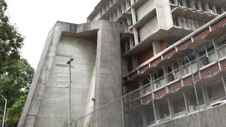 Pacientes esperan hospital