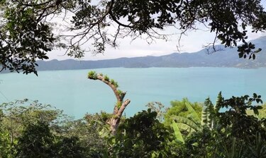El Salvador estudia coloración turquesa del lago de Coatepeque