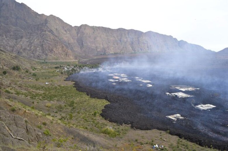 Lava del volcán Fogo se traga un pueblo completo en Cabo Verde, África (Fotos)