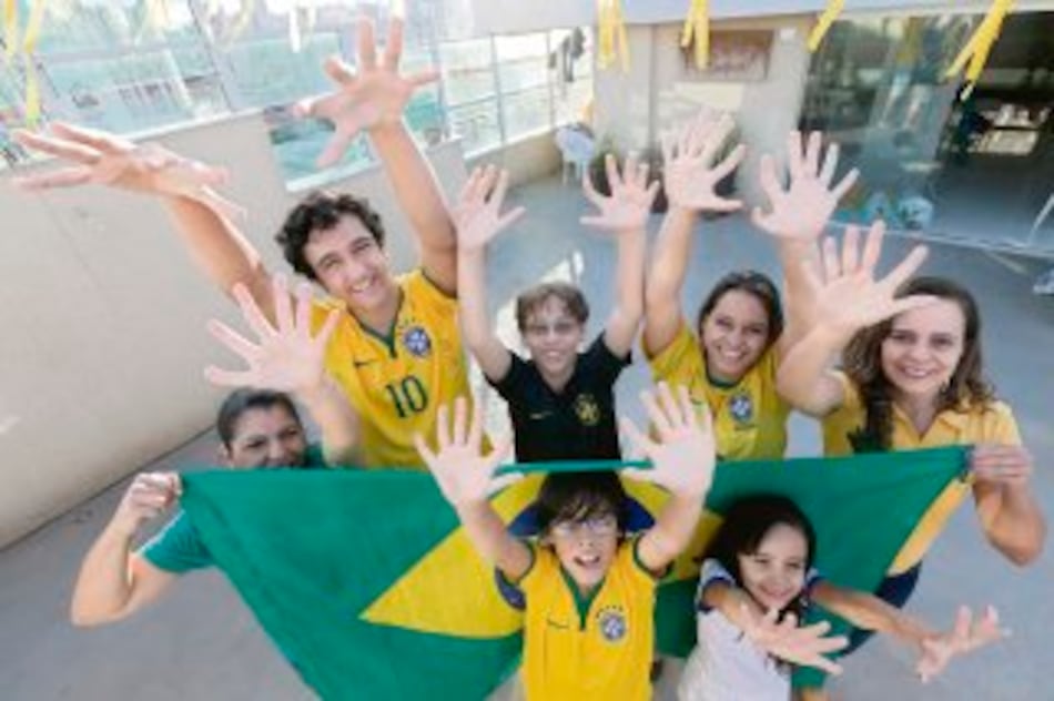 Familia con seis dedos quiere seis títulos para Brasil