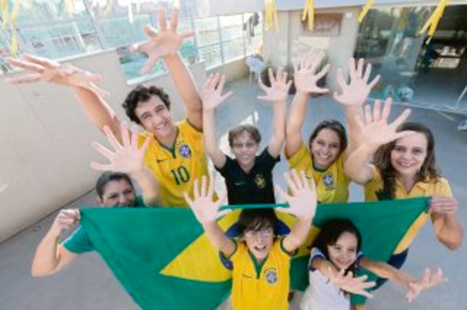 Familia con seis dedos quiere seis títulos para Brasil