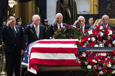 Visitantes honran al fallecido expresidente George H. W. Bush