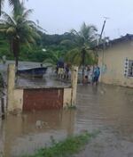 Varias viviendas inundadas por desbordamiento de río en Colón