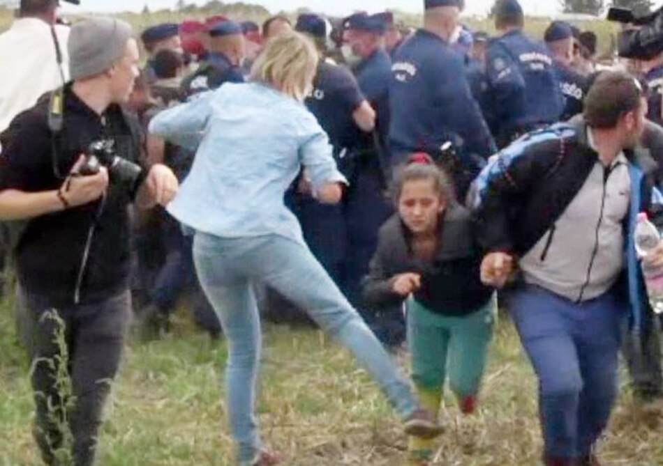 Reportera húngara que agredió a refugiados sirios quiere emigrar a Rusia