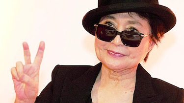 Yoko Ono regresa a casa luego de ser tratada por gripe