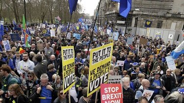 Anti-brexit salen a la calle y May se apura en convencer a los diputados