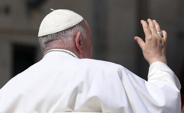 Concluye sin complicaciones la operación de hernia abdominal del papa Francisco