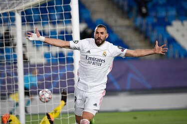 Benzema mete al Real Madrid en octavos de la Champions