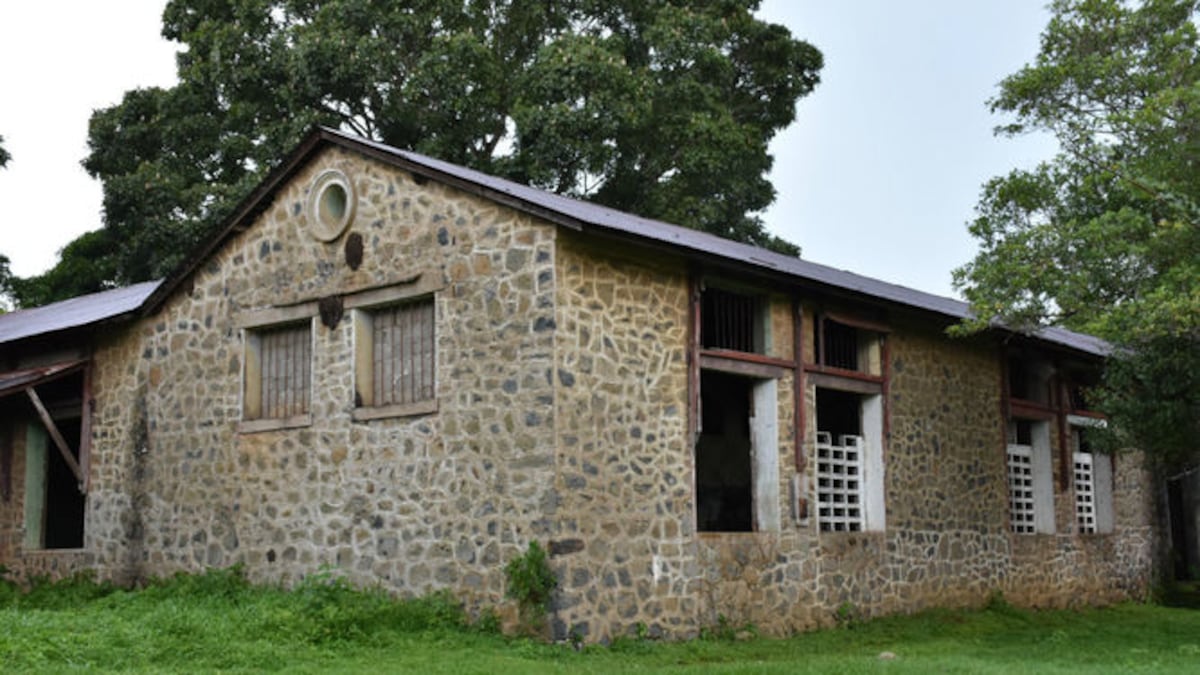 Proponen el rescate de la escuela de piedra en la Mesa de Veraguas, construida hace 84 años