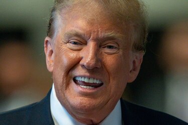 Trump visita el Congreso por primera vez desde el asalto del 6 de enero de 2021