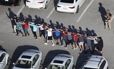 Informe sobre masacre en escuela de Parkland pide armas a maestros y marcar áreas seguras