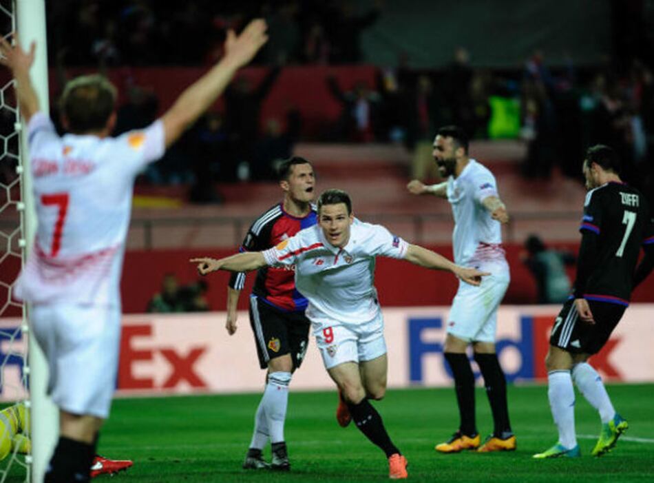 Sevilla derriba al Basilea; Liverpool termina el trabajo ante Manchester United